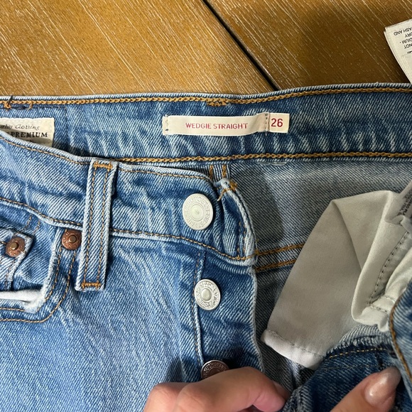 Levi’s Wedgie Straight Crop Jeans - Picture 3 of 4